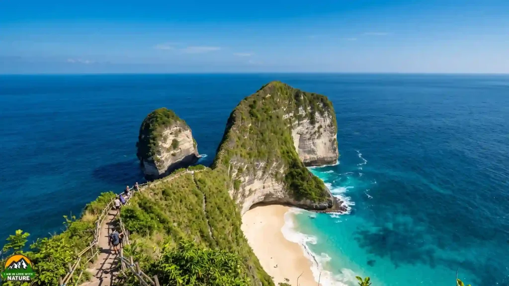 Ultimate Bali Travel Guide 11 Kelingking Beach T-Rex headland and turquoise cove with hikers on the cliff trail, Nusa Penida
